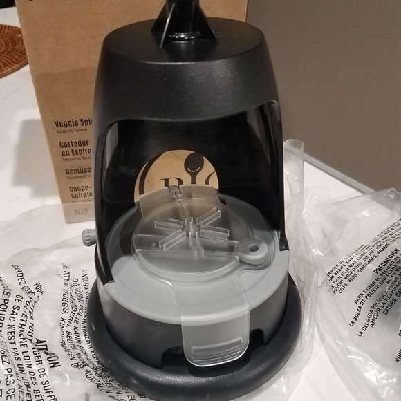 Pampered Chef Veggie Spiralizer - Picture 7 of 12